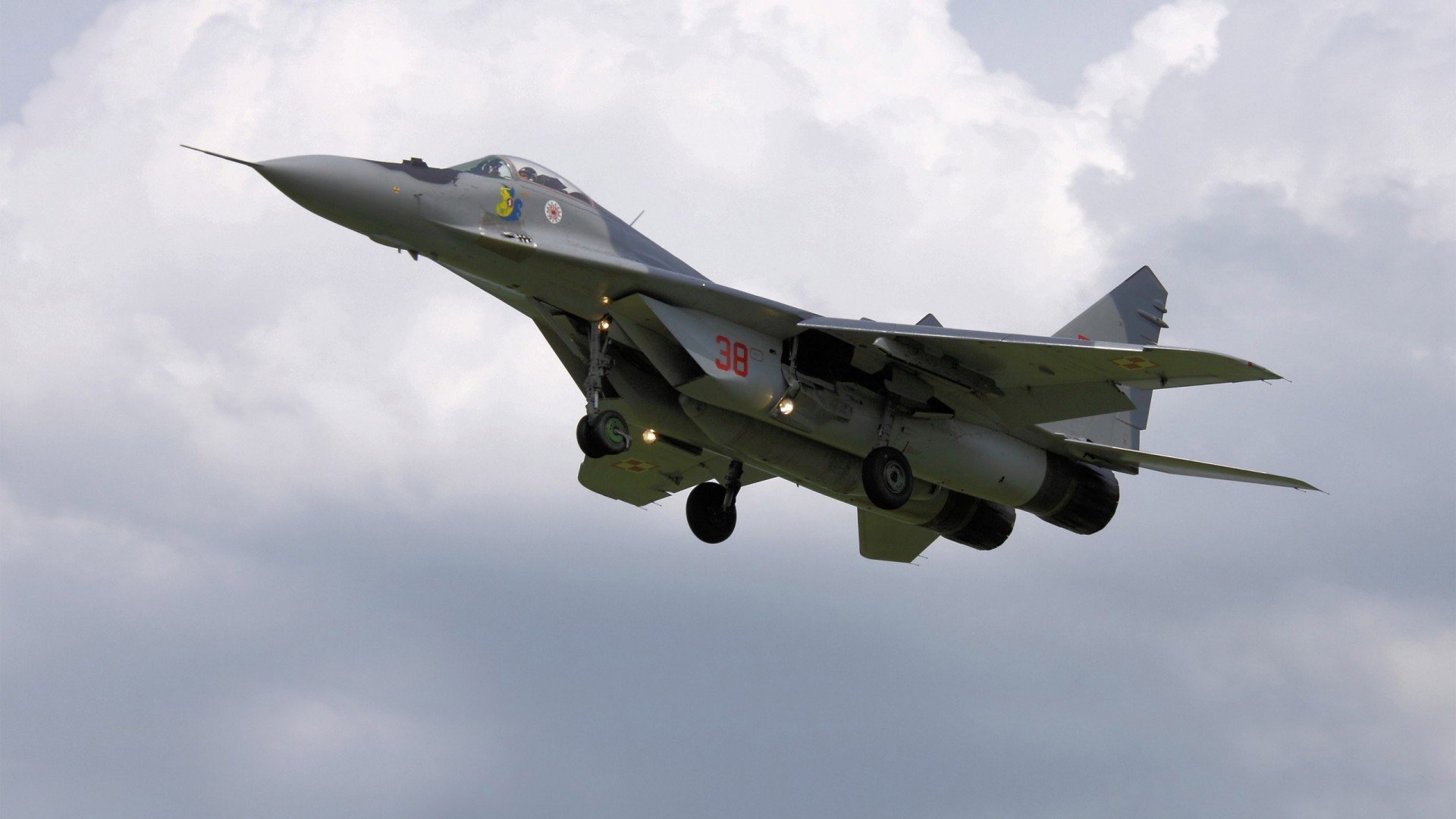 仰泳赛场波兰选手步伐稳定,仰泳冠军的慢动作视频